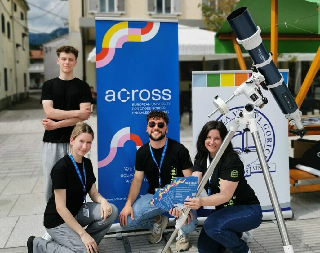 Étudiants de l’Université Nova Goriza participant à un événement de l’Across – European Cross-Border University, promouvant la collaboration transfrontalière et l’engagement académique.
